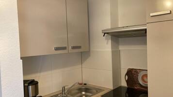 Fridge, stovetop, coffee/tea maker