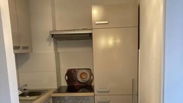 Fridge, stovetop, coffee/tea maker