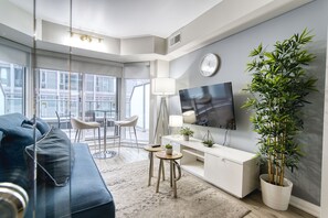 Smart TV, chimenea, Netflix, Hulu