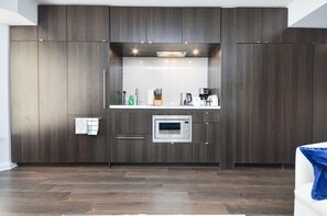 Luxury Condo | Private kitchen | Full-size fridge, microwave, oven, stovetop - Yorkville Modern 1 Bedroom Suite Toronto (Toronto)