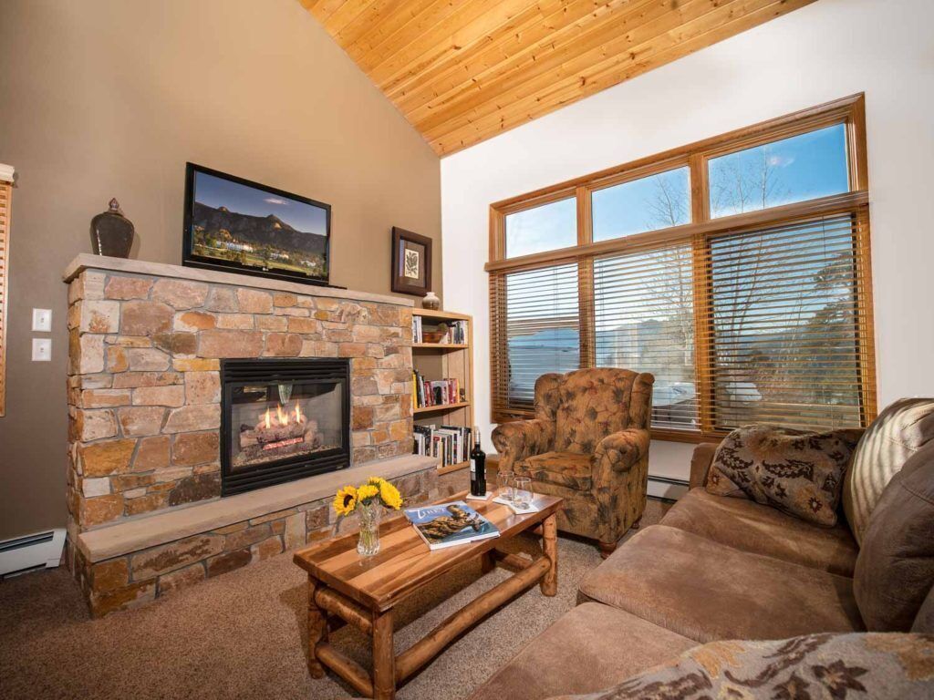 Spectacular views of Lake Estes, private patio, hot tub, fireplace