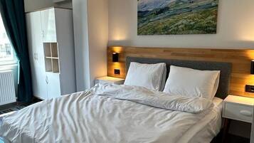 City-Doppelzimmer | 1 Schlafzimmer, hochwertige Bettwaren, kostenloses WLAN, Bettwäsche