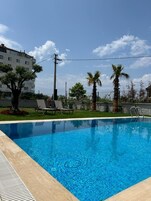 Una piscina al aire libre de temporada