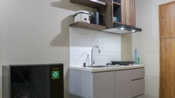 Refrigerador con freezer, placa de cocina, arrocera