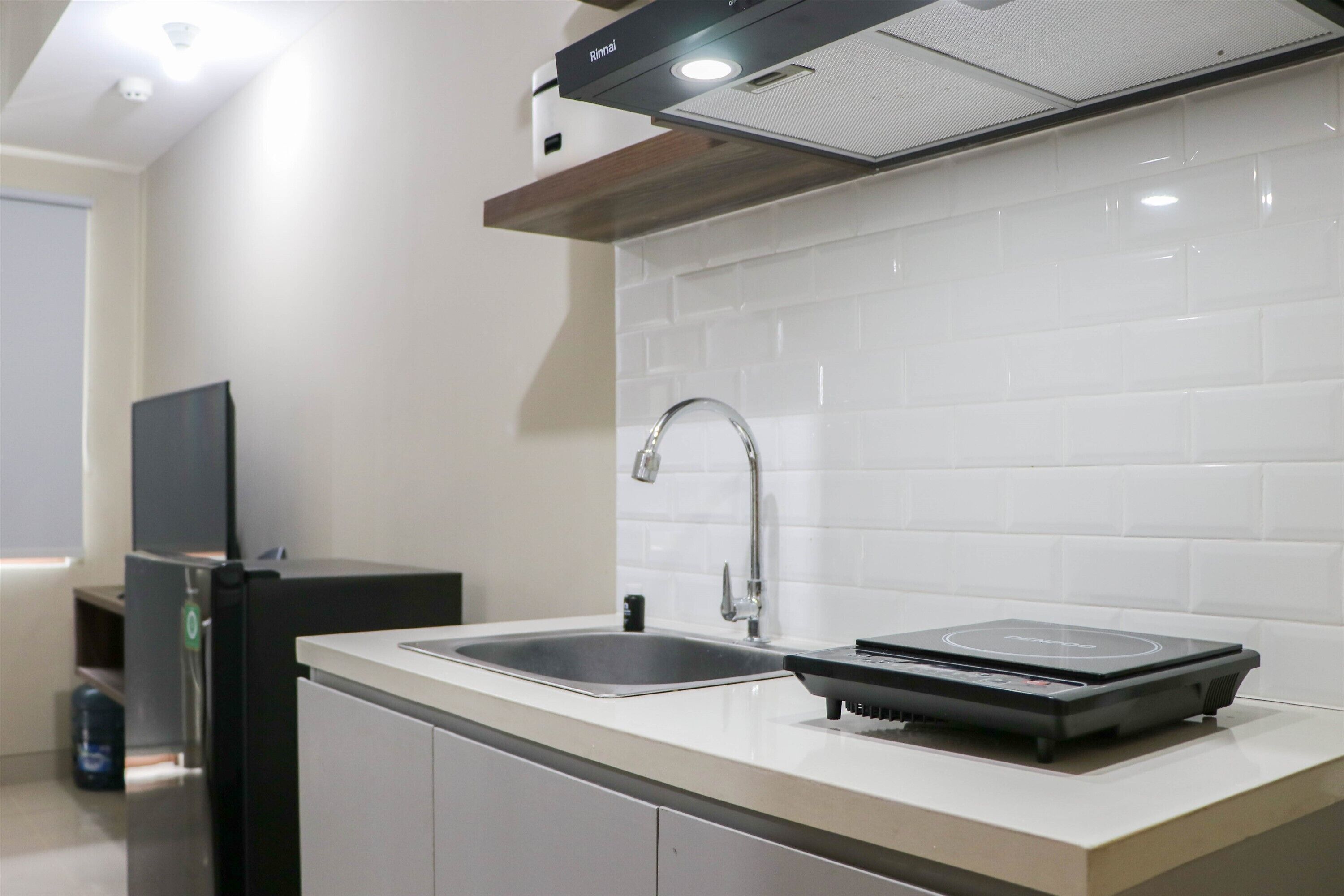 Apartamento luxo | Cozinha privada | Geladeira grande, cooktop, panela elétrica de arroz