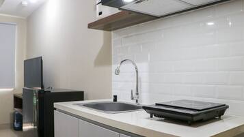 Apartamento luxo | Cozinha privada | Geladeira grande, cooktop, panela elétrica de arroz