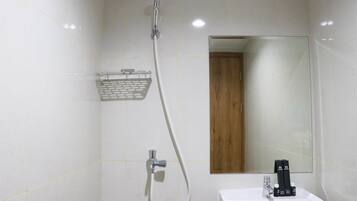 Apartamento luxo | Banheiro | Chuveiro, toalhas de banho, shampoo