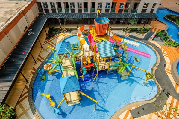 Outdoor pool - Elegant And Homey Studio Apartment Transpark Juanda Bekasi Timur (Bekasi)