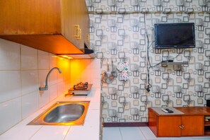 Departamento Deluxe | Cocina privada | Refrigerador con congelador, parrilla de estufa y arrocera 
