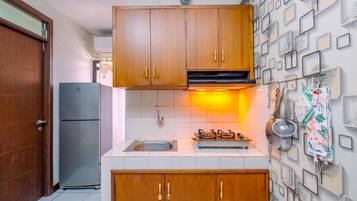 Deluxe Apartment | Private kitchen | Full-size fridge, stovetop, rice cooker, cookware/dishes/utensils