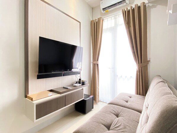 Deluxe Apartment | Living area - Comfort Stay 1Br At Vasanta Innopark Apartment (Cikarang)