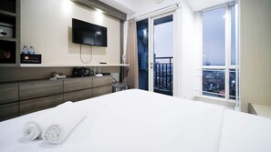 Deluxe Apartment | Minibar, free WiFi - Homey Studio At Tamansari Papilio Apartment (Surabaya)