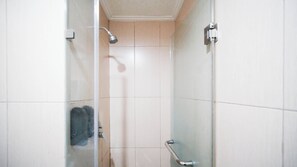 Apartamento luxo | Banheiro | Chuveiro, toalhas de banho, shampoo 