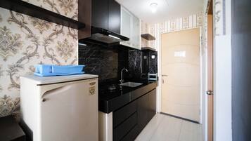 Refrigerador con freezer, placa de cocina, arrocera