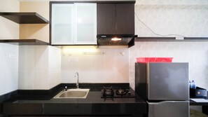 Deluxe Apartment | Private kitchen | Full-sized fridge, stovetop, rice cooker, cookware/dishes/utensils - Best Deals And Comfy Studio At Bale Hinggil Apartment (Surabaya)