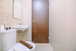 Appartement Deluxe | Salle de bain | Douche, serviettes fournies, shampoing