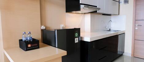 Refrigerador con freezer, placa de cocina, arrocera