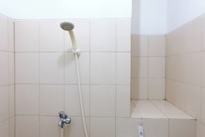 Deluxe-Apartment | Badezimmer | Dusche, Handtücher, Shampoo