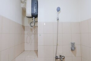 Deluxe Apartment | Bathroom | Shower, towels, shampoo - Modern 2Br Room At Tamansari Panoramic Apartment (Bandung)