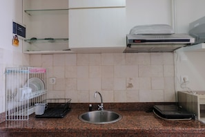 Apartamento Deluxe | Cocina privada | Frigorífico grande, placa de cocina, arrocera y utensilios de cocina