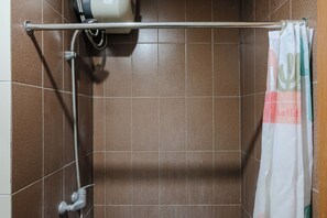 Apartamento luxo | Banheiro | Chuveiro, toalhas de banho, shampoo 