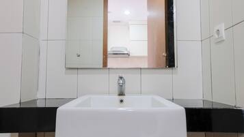 Apartamento luxo | Banheiro | Chuveiro, toalhas de banho, shampoo