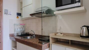 Apartamento luxo | Cozinha privada | Geladeira grande, cooktop, panela elétrica de arroz