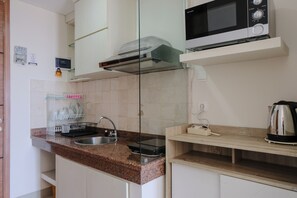 Apartamento luxo | Cozinha privada | Geladeira grande, cooktop, panela elétrica de arroz