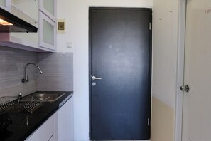 Deluxe Apartment | Private kitchen | Full-size fridge, stovetop, rice cooker, cookware/dishes/utensils