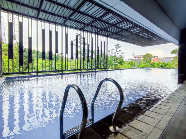 حمّام سباحة خارجي