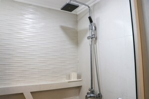 Departamento Deluxe | Baño | Regadera, toallas, shampoo 