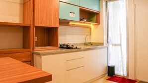Apartemen Deluks | Dapur pribadi | Lemari es besar, kompor, penanak nasi, dan peralatan masak/sendok-piring