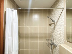 豪華公寓 | 浴室 | 淋浴設備、提供毛巾、洗頭水
