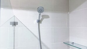 Deluxe-Apartment | Badezimmer | Dusche, Handtücher, Shampoo