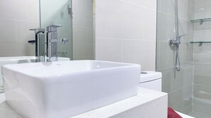 Căn hộ Deluxe | Phòng tắm | Buồng tắm vòi sen, khăn tắm, dầu gội 