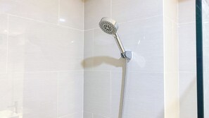 Deluxe Apartment | Bathroom | Shower, towels, shampoo - Brand New And Comfy Studio At Daan Mogot City Apartment (Jakarta)