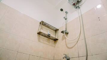 Apartamento luxo | Banheiro | Chuveiro, toalhas de banho, shampoo