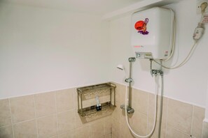 Appartement Deluxe | Salle de bain | Douche, serviettes fournies, shampooing
