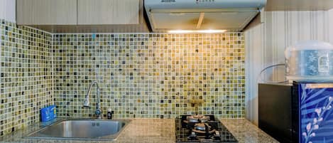 Departamento Deluxe | Cocina privada | Refrigerador con congelador, parrilla de estufa y arrocera