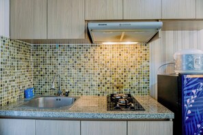 Deluxe-huoneisto | Yksityinen keittiö | Täysikokoinen jääkaappi, liesi, riisinkeitin