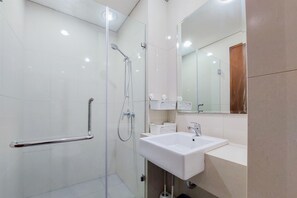 Appartement Deluxe | Salle de bain | Douche, serviettes fournies, shampoing