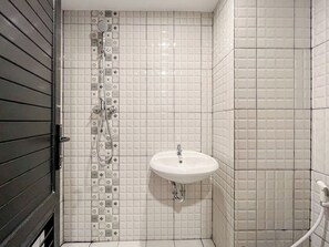 Deluxe Apartment | Bathroom | Shower, towels, shampoo - Modern Designed Studio At De Prima Apartment (Medan)