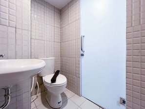 Deluxe Apartment | Bathroom | Shower, towels, shampoo
