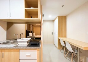 Deluxe Apartment | Private kitchen | Mini-fridge, stovetop, rice cooker, cookware/dishes/utensils - Comfortable And Tidy Studio De Prima Apartment (Medan)
