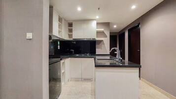Deluxe Apartment | Private kitchen | Full-size fridge, stovetop, rice cooker, cookware/dishes/utensils