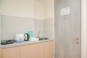 Private kitchen - Good Deal And Homey 2Br Osaka Riverview Apartment Without Living Room (Kosambi)