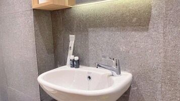 Deluxe Apartment | Bathroom | Shower, towels, shampoo