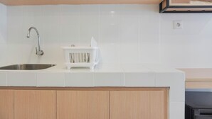Deluxe Apartment | Private kitchen - Good Deal And Homey Studio Tokyo Riverside Pik 2 Apartment (Teluknaga)