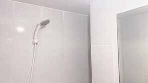 ดีลักซ์อพาร์ทเมนท์ | ห้องน้ำ | ฝักบัว, ผ้าเช็ดตัว, ยาสระผม