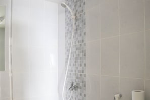 Departamento Deluxe | Baño | Regadera, toallas, shampoo